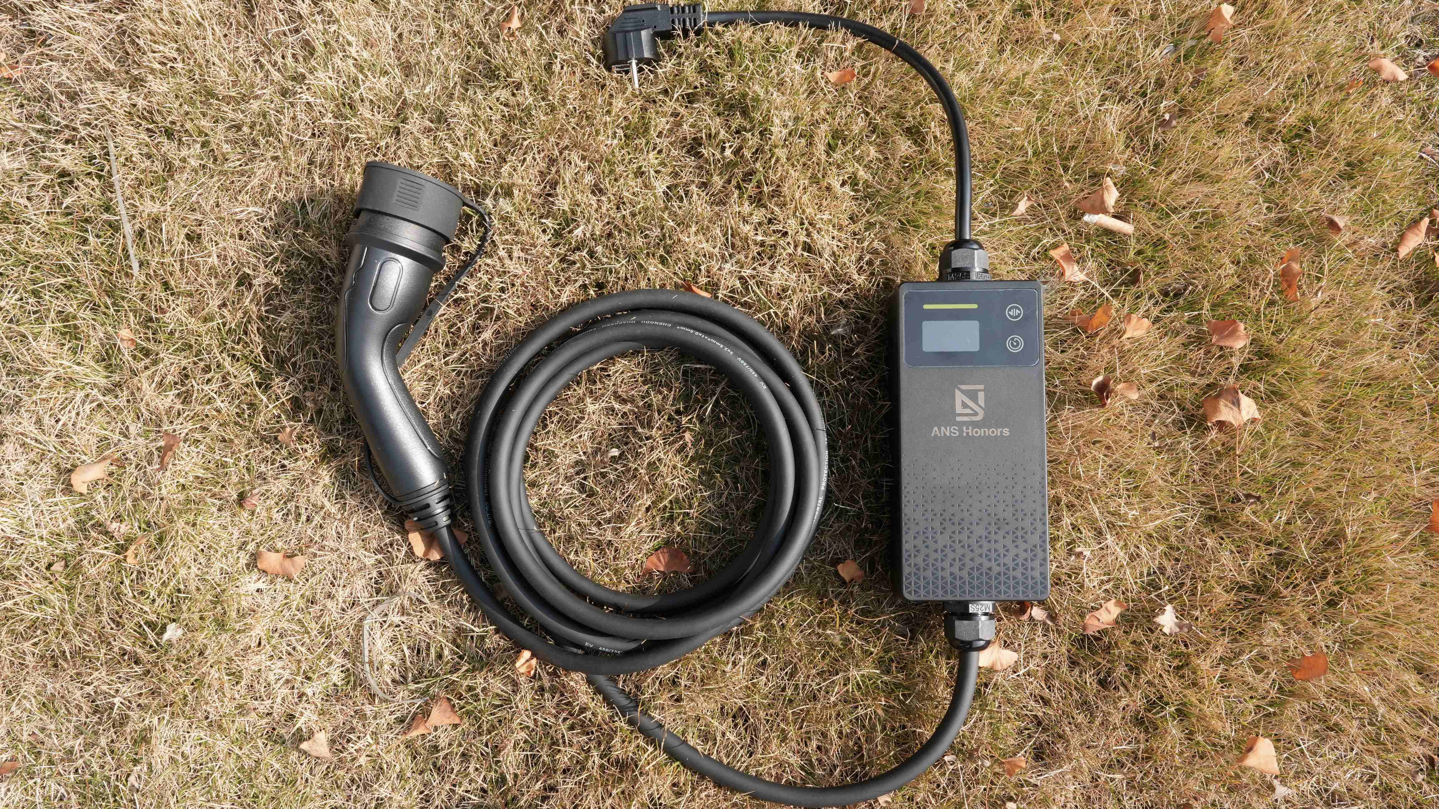 Blog perusahaan terbaru tentang Bagaimana Mode 2 Portable EV Charger Meningkatkan Keamanan Pengisian di Rumah